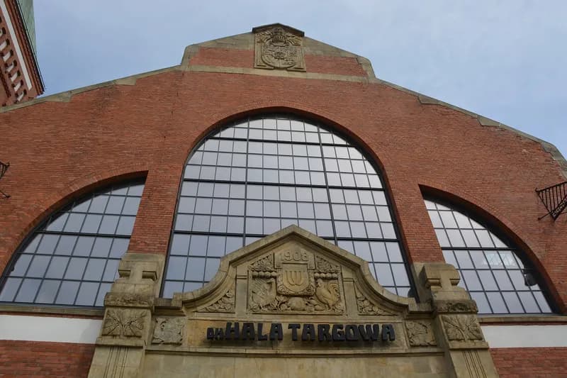 Frontowy łuk Hali Targowej z napisem