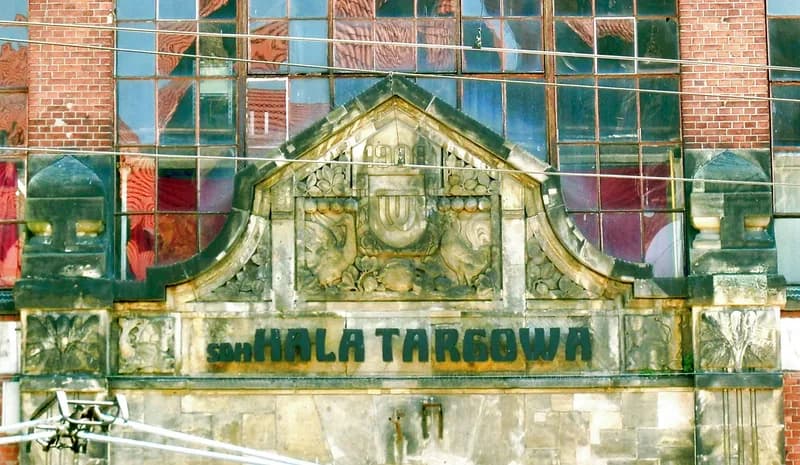 Napis Hala Targowa nad wejściem