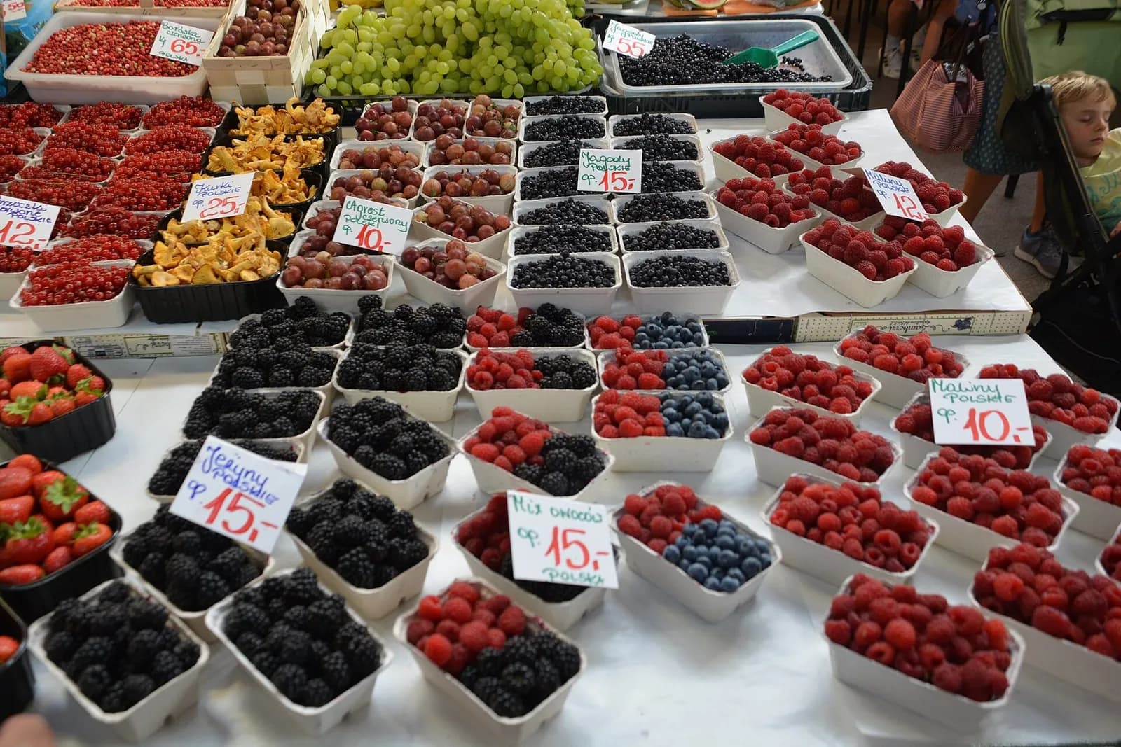 Maliny, jeżyny i borówki na stoisku